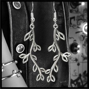 5 For $25💫Long Silver Branch Dangles